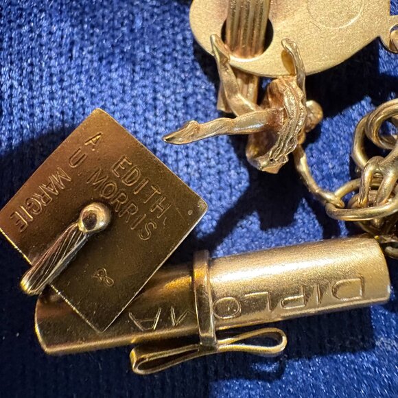 1955 Vintage 14k gold double link charm bracelet with extra gold charms - Picture 9 of 13